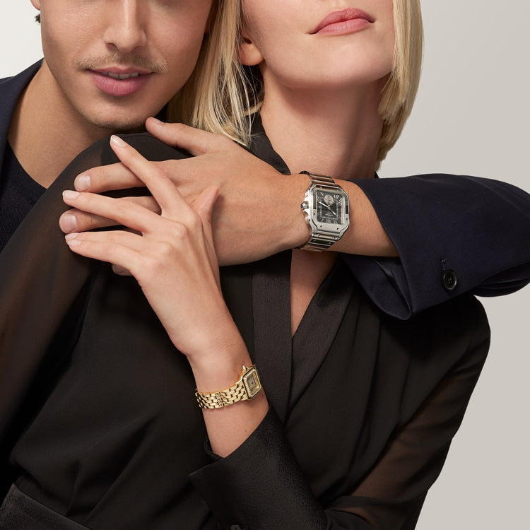 ساعة Santos de Cartier Dual Time كبيرة الحجم 40.2 مم، مصنوعة من الفولاذ، تاج أزرق، ميناء رمادي أنثراسيت، سوار فولاذي، حركة أوتوماتيكية