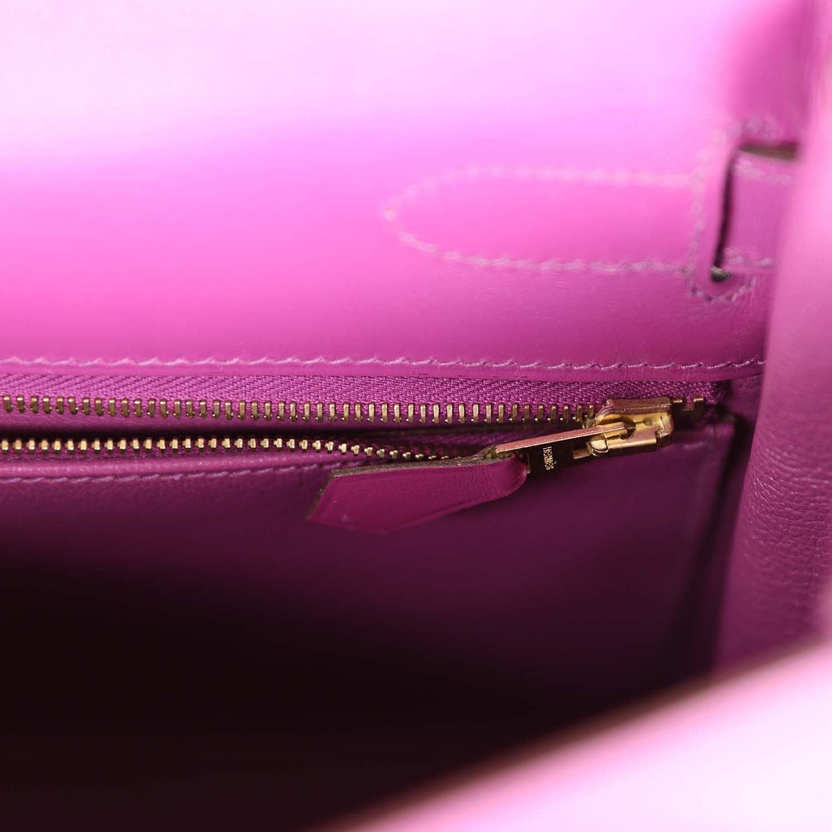 حقيبة كيلي ريتورن 32 فينتج من جلد فيبراتو بلون سيكلامين مع قطع معدنية من ذهب