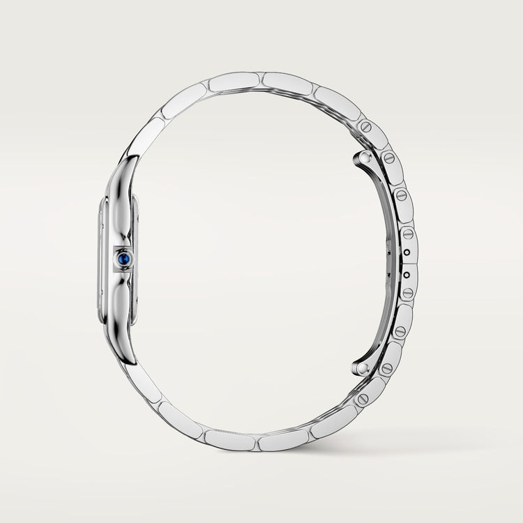 ساعة Panthère de Cartier متوسطة الحجم، مقاس 27 مم × 37 مم، مصنوعة من الفولاذ مع تاج أزرق، وميناء فضي وسوار من الفولاذ، تعمل بحركة كوارتز.