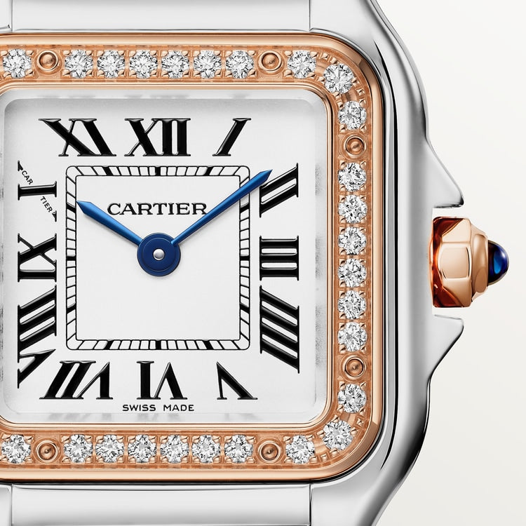ساعة Panthère de Cartier صغيرة مقاس 22 مم × 30 مم، مصنوعة من الذهب الوردي والفولاذ، إطار مرصع بالألماس، تاج أزرق، ميناء فضي، سوار من الذهب الوردي والفولاذ، حركة كوارتز