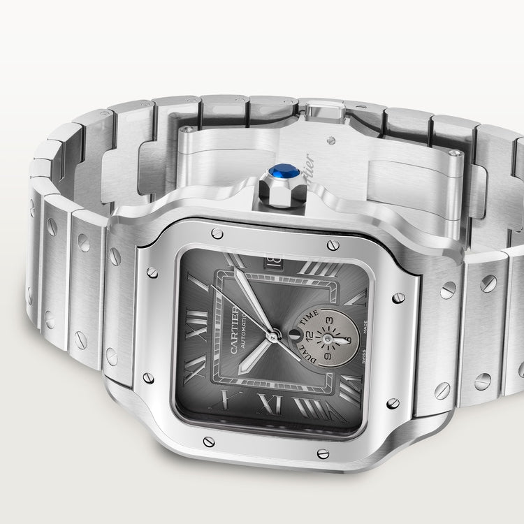 ساعة Santos de Cartier Dual Time كبيرة الحجم 40.2 مم، مصنوعة من الفولاذ، تاج أزرق، ميناء رمادي أنثراسيت، سوار فولاذي، حركة أوتوماتيكية