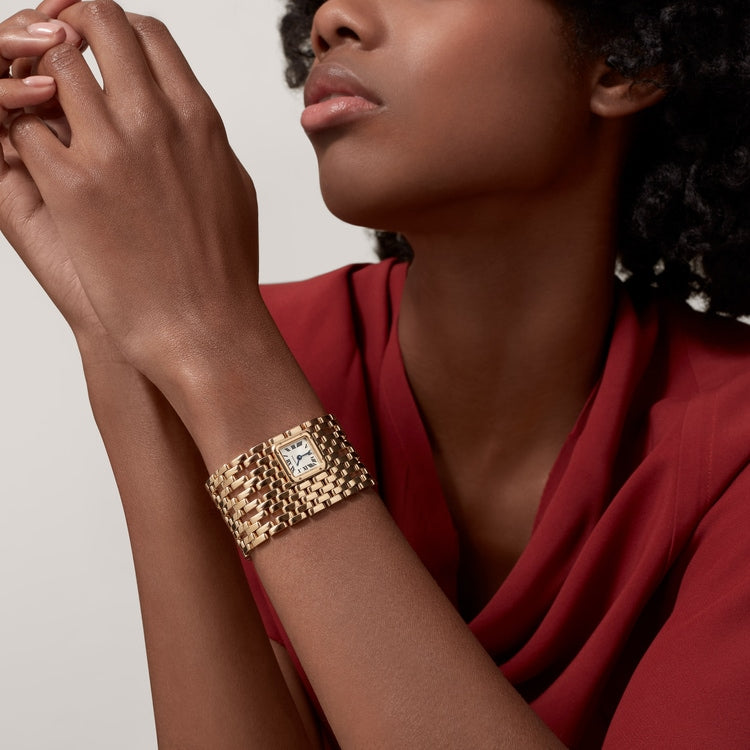 ساعة Panthère de Cartier ميني مقاس 22.4 مم × 19.1 مم، مصنوعة من ذهب أصفر، ميناء فضي بعقارب زرقاء، وسوار من ذهب أصفر، تعمل بحركة كوارتز.