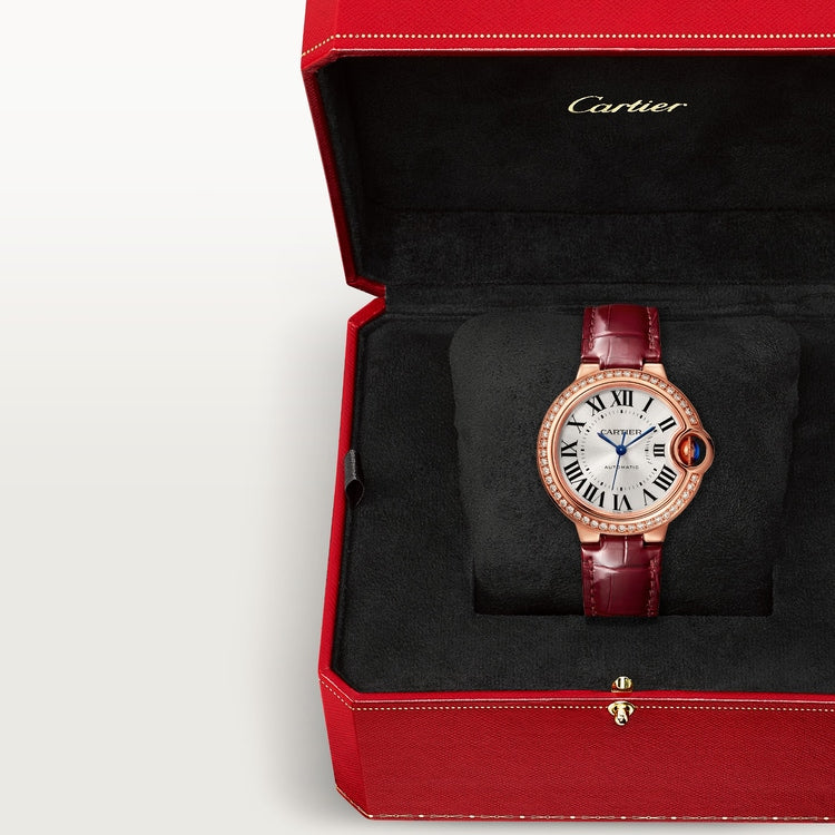 ساعة بالون بلو 33 مم، علبة من ذهب وردي مرصعة بالألماس، ميناء فضي بنقش أشعة الشمس، وحزام من جلد التمساح باللون العنابي، حركة أوتوماتيكية