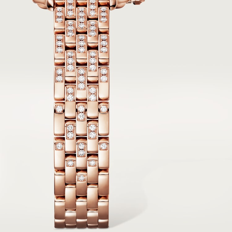 ساعة Panthère de Cartier صغيرة مقاس 30.3 مم × 22 مم، مصنوعة من ذهب وردي، إطار مرصع بالألماس، تاج مرصع بالألماس، ميناء فضي، وسوار من ذهب وردي مرصع بالألماس، تعمل بحركة كوارتز.