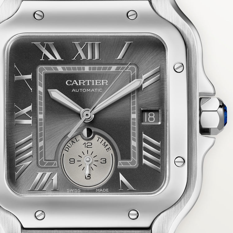 ساعة Santos de Cartier Dual Time كبيرة الحجم 40.2 مم، مصنوعة من الفولاذ، تاج أزرق، ميناء رمادي أنثراسيت، سوار فولاذي، حركة أوتوماتيكية