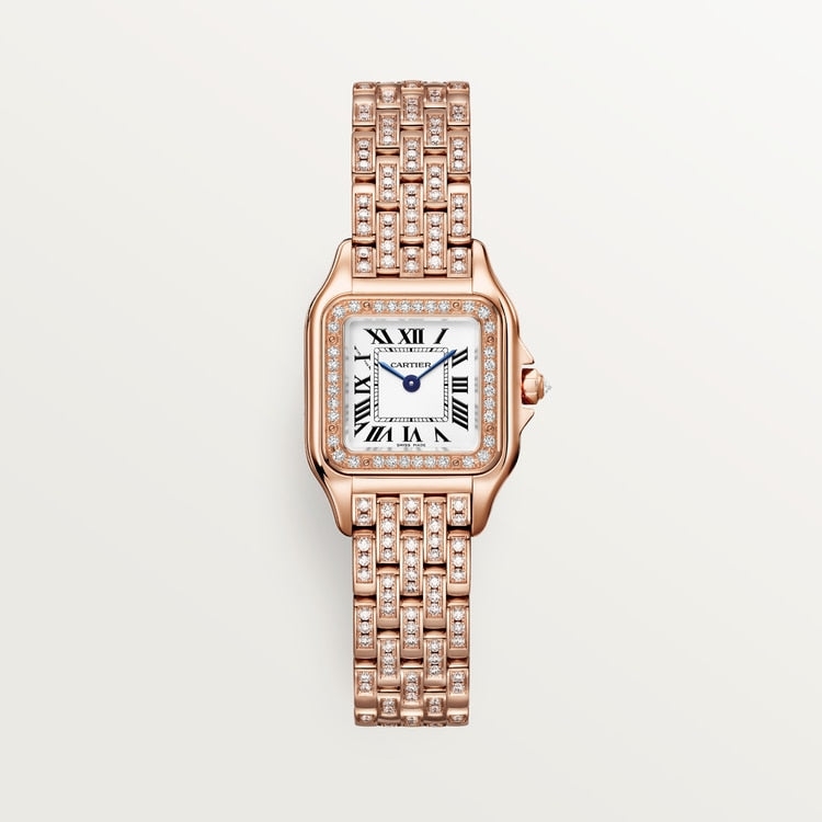 ساعة Panthère de Cartier صغيرة مقاس 30.3 مم × 22 مم، مصنوعة من ذهب وردي، إطار مرصع بالألماس، تاج مرصع بالألماس، ميناء فضي، وسوار من ذهب وردي مرصع بالألماس، تعمل بحركة كوارتز.