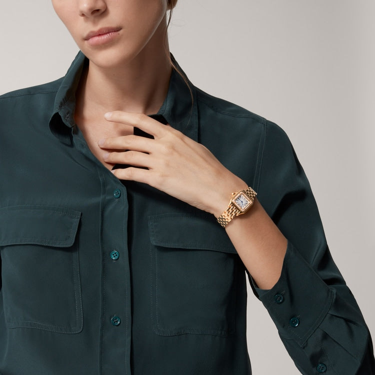 ساعة Panthère de Cartier صغيرة مقاس 22 مم × 30 مم، إطار مرصع بالألماس، تاج مرصع بالألماس، ميناء فضي، سوار من ذهب وردي، حركة كوارتز