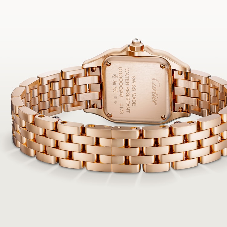 ساعة Panthère de Cartier صغيرة مقاس 30.3 مم × 22 مم، مصنوعة من ذهب وردي، إطار مرصع بالألماس، تاج مرصع بالألماس، ميناء فضي، وسوار من ذهب وردي مرصع بالألماس، تعمل بحركة كوارتز.