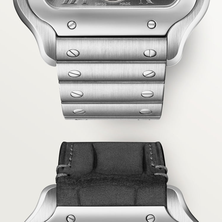 ساعة Santos de Cartier Dual Time كبيرة الحجم 40.2 مم، مصنوعة من الفولاذ، تاج أزرق، ميناء رمادي أنثراسيت، سوار فولاذي، حركة أوتوماتيكية