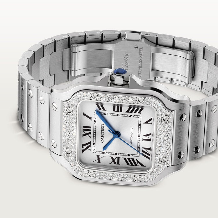 ساعة سانتوس دو كارتييه متوسطة الحجم 35.1 مم، مصنوعة من الفولاذ، ميناء أزرق بنمط أشعة الشمس، تاج أزرق، سوار فولاذي، حركة أوتوماتيكية