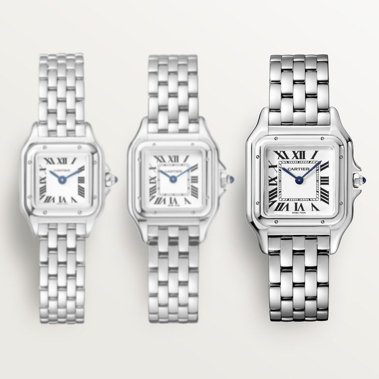 ساعة Panthère de Cartier متوسطة الحجم، مقاس 27 مم × 37 مم، مصنوعة من الفولاذ مع تاج أزرق، وميناء فضي وسوار من الفولاذ، تعمل بحركة كوارتز.