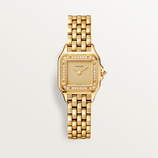 ساعة Panthère de Cartier صغيرة مقاس 30.3 مم × 22 مم، مصنوعة من ذهب أصفر، إطار مرصع بالألماس، تاج مرصع بالألماس، ميناء ذهبي، وسوار من ذهب أصفر، تعمل بحركة كوارتز.