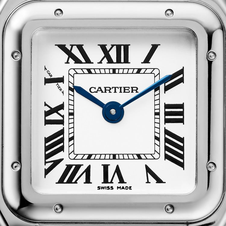 ساعة Panthère de Cartier صغيرة مقاس 23 مم × 30 مم، مصنوعة من الفولاذ مع تاج أزرق، وميناء فضي، وسوار من الفولاذ، تعمل بحركة كوارتز.