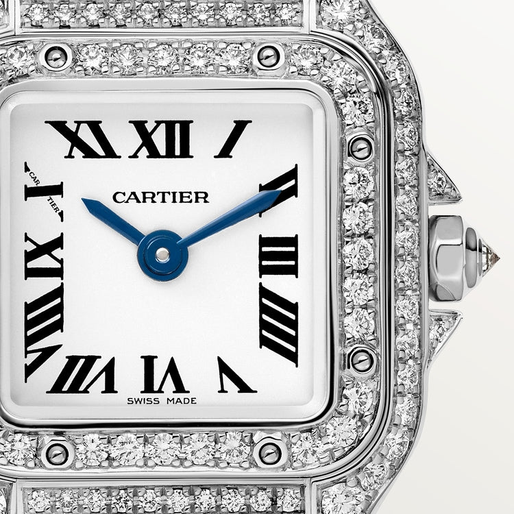 ساعة Panthère de Cartier ميني مقاس 25.1 مم × 18.5 مم، من الذهب الأبيض، إطار مرصع بالألماس، تاج مرصع بالألماس، ميناء فضي، سوار من الذهب الأبيض، حركة كوارتز.