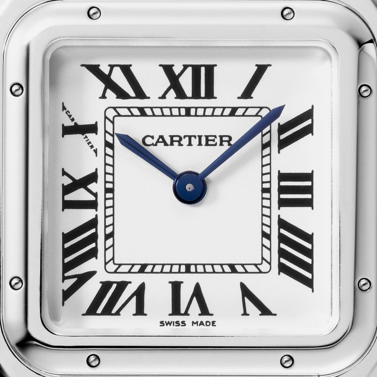 ساعة Panthère de Cartier متوسطة الحجم، مقاس 27 مم × 37 مم، مصنوعة من الفولاذ مع تاج أزرق، وميناء فضي وسوار من الفولاذ، تعمل بحركة كوارتز.