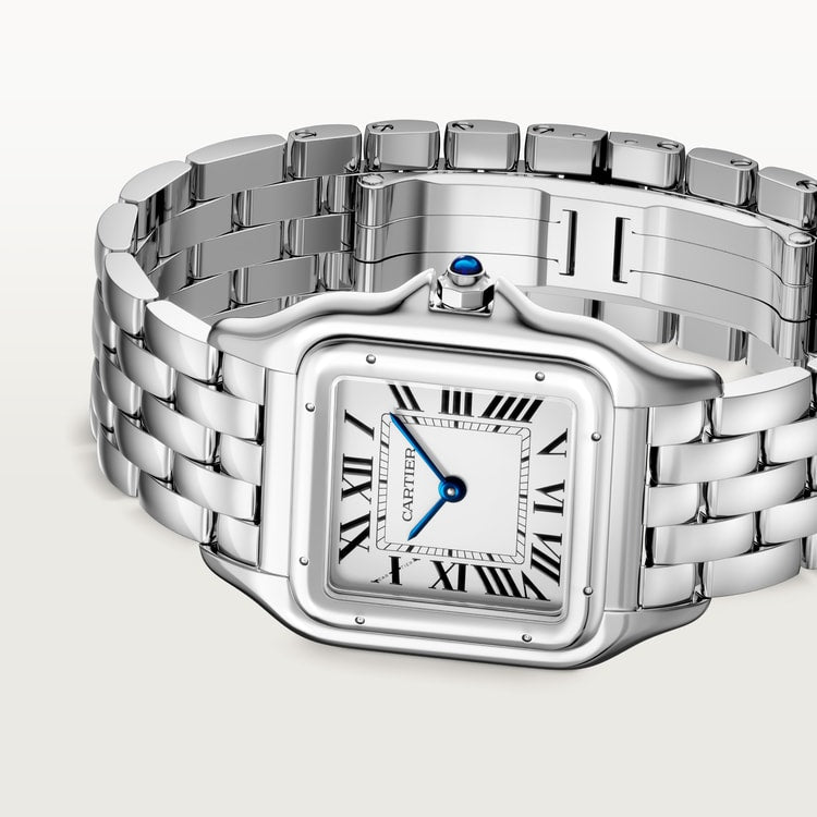 ساعة Panthère de Cartier كبيرة الحجم، مقاس 42 مم × 31 مم، مصنوعة من الفولاذ مع تاج أزرق، وميناء فضي، وسوار فولاذي، تعمل بحركة كوارتز