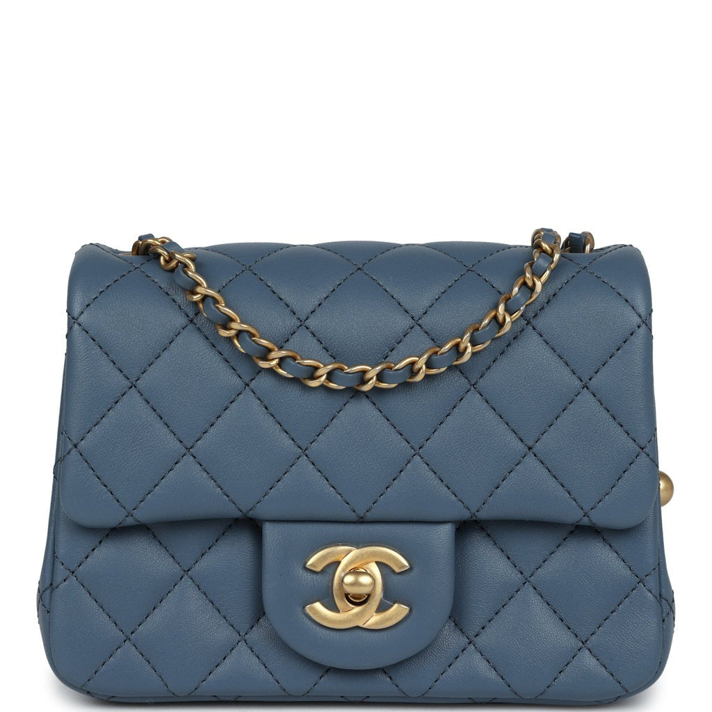 حقيبة Pearl Crush Mini Square Flap باللون الأزرق من جلد الحمل مع قطع معدنية بلون ذهب عتيق