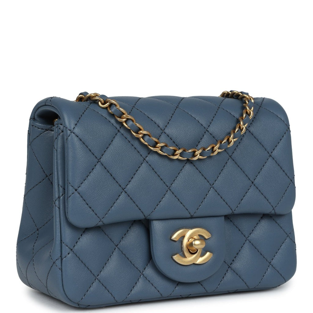 حقيبة Pearl Crush Mini Square Flap باللون الأزرق من جلد الحمل مع قطع معدنية بلون ذهب عتيق