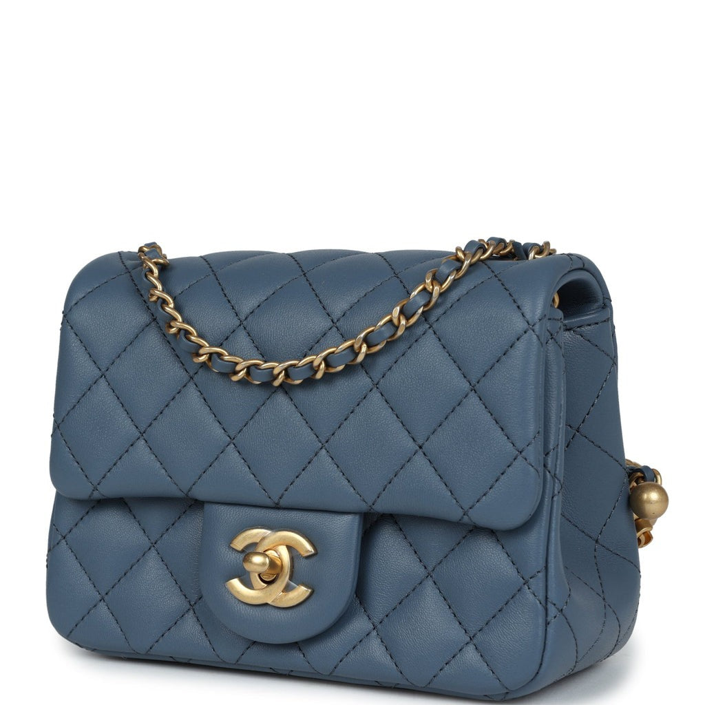 حقيبة Pearl Crush Mini Square Flap باللون الأزرق من جلد الحمل مع قطع معدنية بلون ذهب عتيق