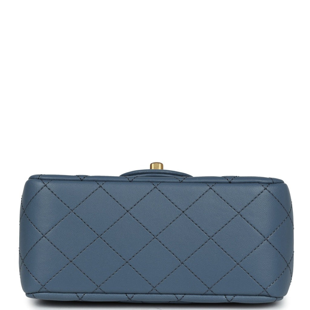 حقيبة Pearl Crush Mini Square Flap باللون الأزرق من جلد الحمل مع قطع معدنية بلون ذهب عتيق