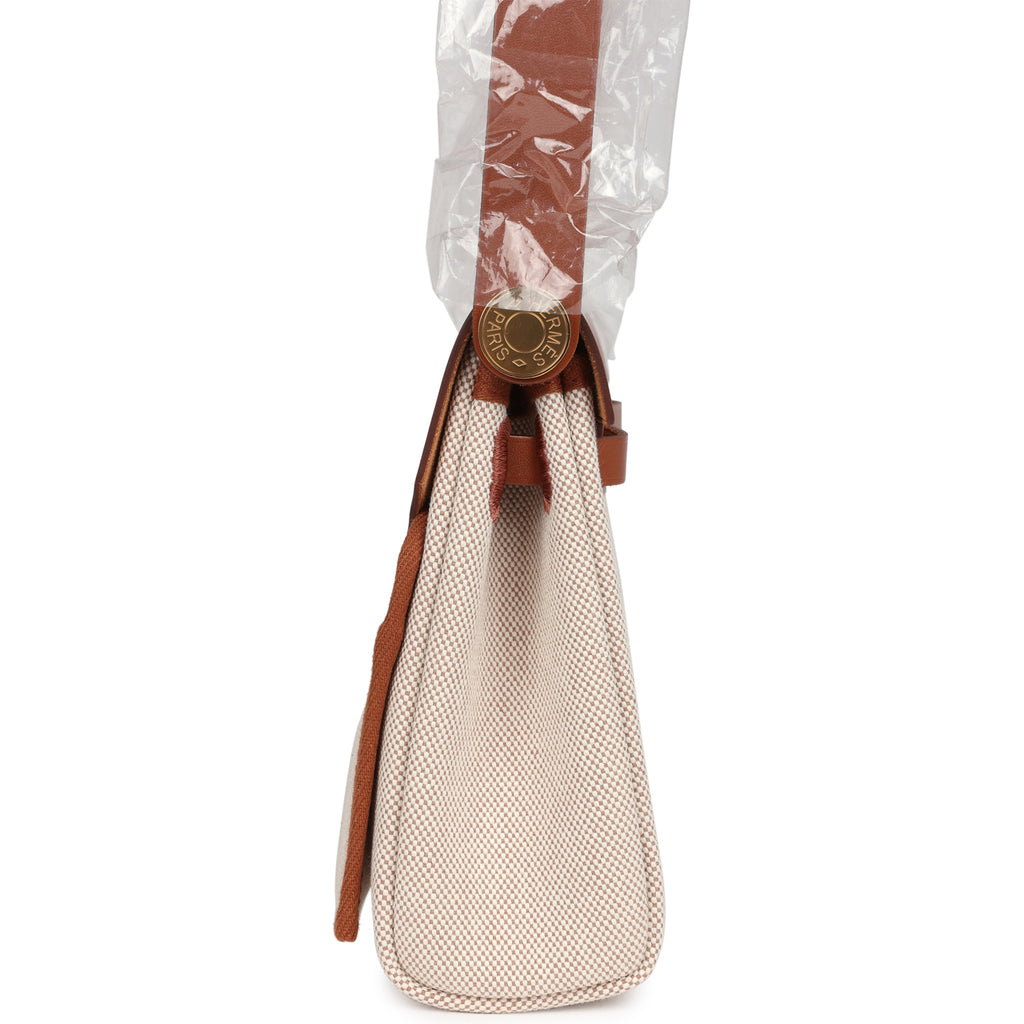 حقيبة Herbag Zip 20 ميني من قماش Toile H باللونين الإيكرو والبيج مع جلد Vache Hunter باللون الفوف وأجزاء معدنية من ذهب