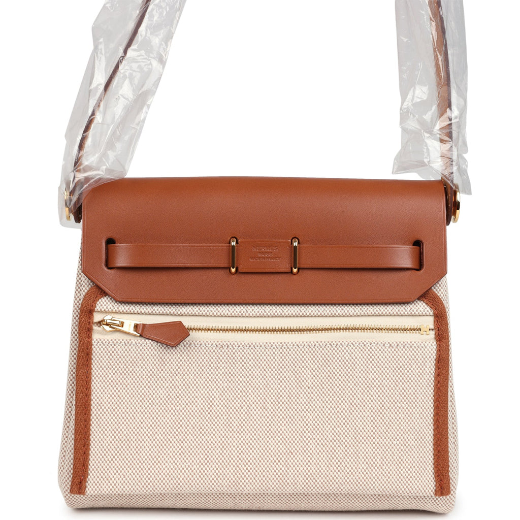 حقيبة Herbag Zip 20 ميني من قماش Toile H باللونين الإيكرو والبيج مع جلد Vache Hunter باللون الفوف وأجزاء معدنية من ذهب