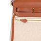 حقيبة Herbag Zip 20 ميني من قماش Toile H باللونين الإيكرو والبيج مع جلد Vache Hunter باللون الفوف وأجزاء معدنية من ذهب