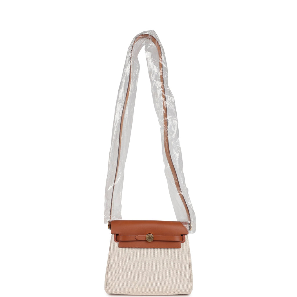 حقيبة Herbag Zip 20 ميني من قماش Toile H باللونين الإيكرو والبيج مع جلد Vache Hunter باللون الفوف وأجزاء معدنية من ذهب
