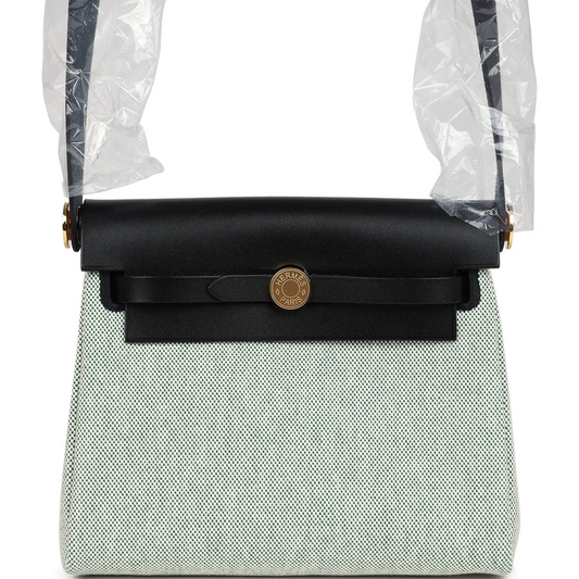 حقيبة Herbag Zip 20 ميني بلون إيكرو وأخضر موين من قماش Toile H وجلد Vache Hunter الأسود مع قطع معدنية من ذهب