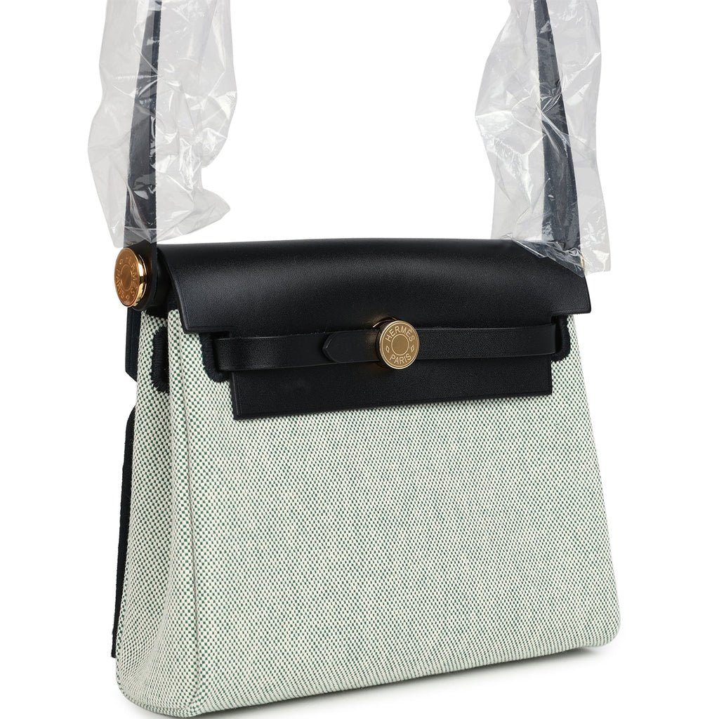 حقيبة Herbag Zip 20 ميني بلون إيكرو وأخضر موين من قماش Toile H وجلد Vache Hunter الأسود مع قطع معدنية من ذهب