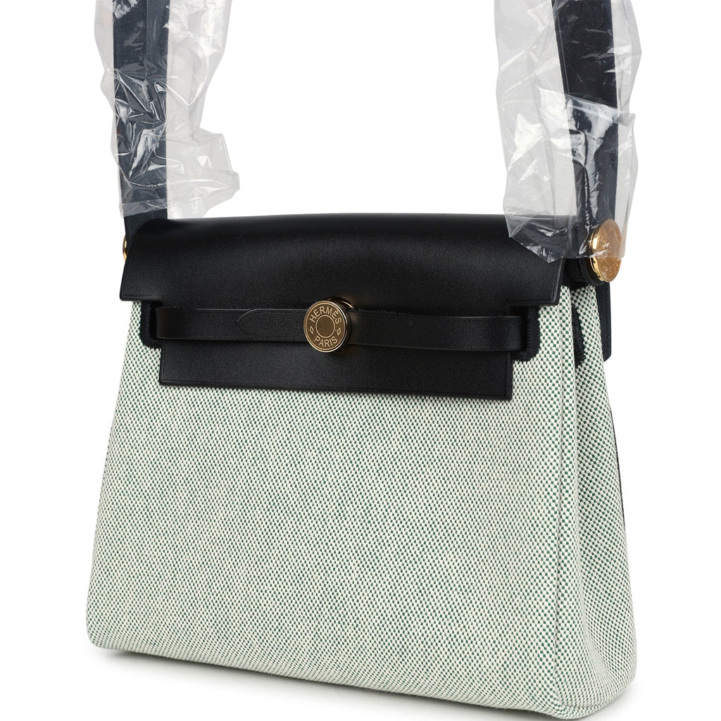 حقيبة Herbag Zip 20 ميني بلون إيكرو وأخضر موين من قماش Toile H وجلد Vache Hunter الأسود مع قطع معدنية من ذهب