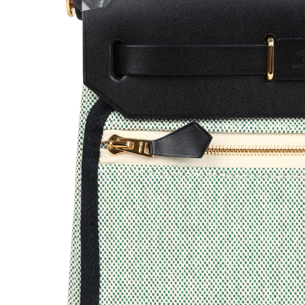 حقيبة Herbag Zip 20 ميني بلون إيكرو وأخضر موين من قماش Toile H وجلد Vache Hunter الأسود مع قطع معدنية من ذهب