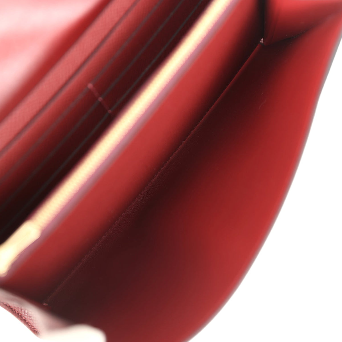 محفظة كونستانس تو جو باللون الأحمر (Rouge H) من جلد إبسوم مع قطع معدنية من ذهب
