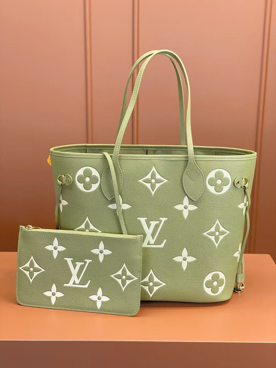 حقيبة كتف Neverfull MM من الجلد بنقش مونوغرام عملاق باللون الأخضر