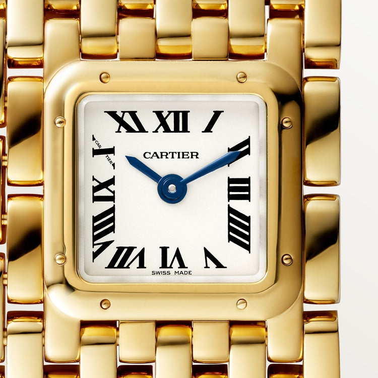 ساعة Panthère de Cartier ميني مقاس 22.4 مم × 19.1 مم، مصنوعة من ذهب أصفر، ميناء فضي بعقارب زرقاء، وسوار من ذهب أصفر، تعمل بحركة كوارتز.