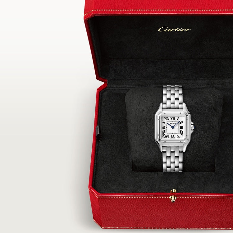 ساعة Panthère de Cartier متوسطة الحجم، مقاس 27 مم × 37 مم، مصنوعة من الفولاذ مع تاج أزرق، وميناء فضي وسوار من الفولاذ، تعمل بحركة كوارتز.