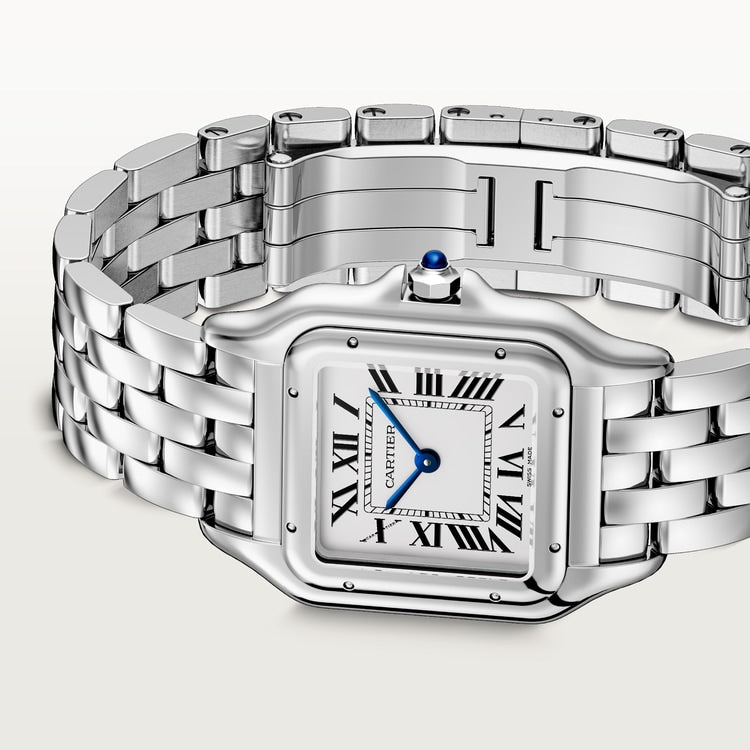 ساعة Panthère de Cartier متوسطة الحجم، مقاس 27 مم × 37 مم، مصنوعة من الفولاذ مع تاج أزرق، وميناء فضي وسوار من الفولاذ، تعمل بحركة كوارتز.