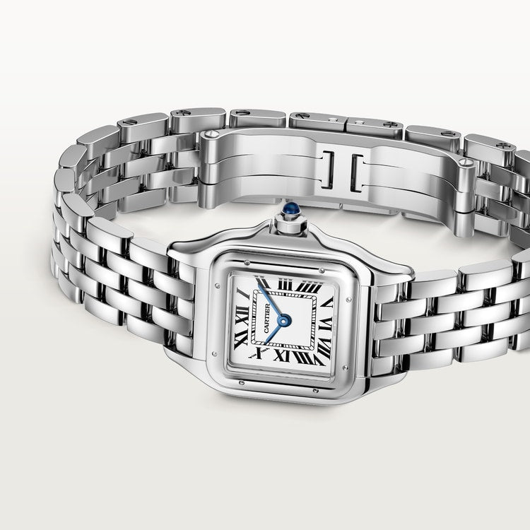 ساعة Panthère de Cartier صغيرة مقاس 23 مم × 30 مم، مصنوعة من الفولاذ مع تاج أزرق، وميناء فضي، وسوار من الفولاذ، تعمل بحركة كوارتز.