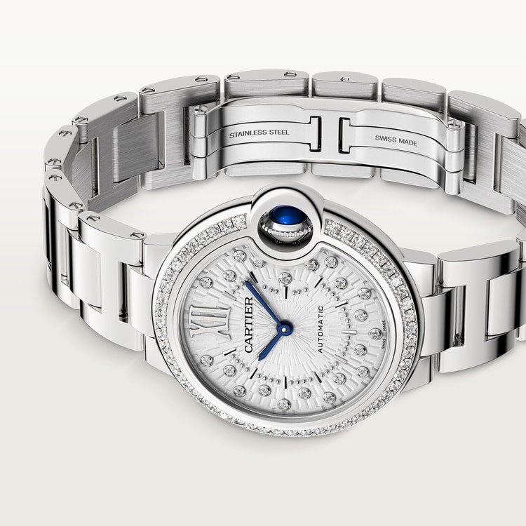 ساعة Ballon Bleu مقاس 33 مم من الفولاذ، حركة أوتوماتيكية، إطار مرصع بالألماس، ميناء فضي بنقش غيوشيه، وسوار من الفولاذ