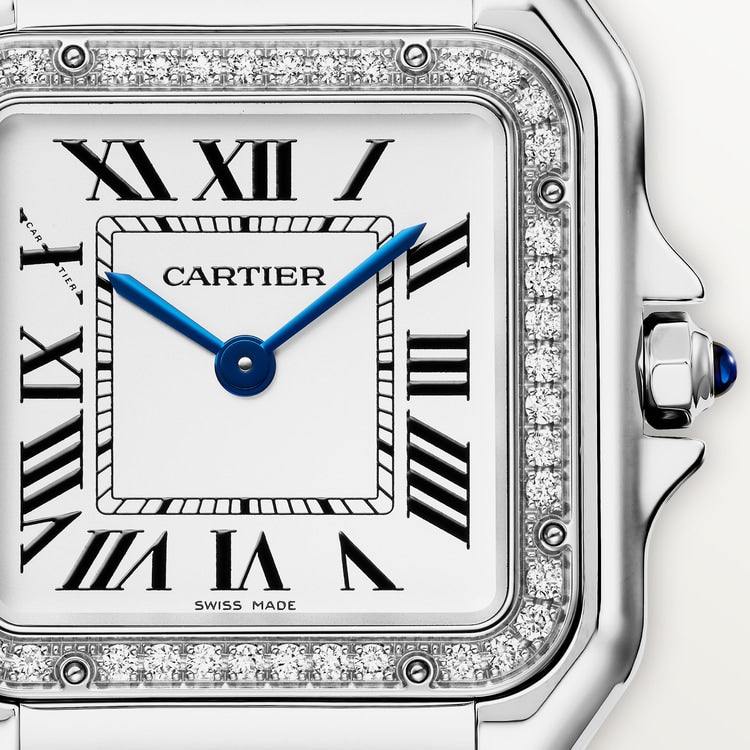ساعة Panthère de Cartier، مقاس متوسط 36.5 مم × 26.7 مم، من الفولاذ، إطار مرصع بالألماس، تاج أزرق، ميناء فضي، سوار من الفولاذ، حركة كوارتز.