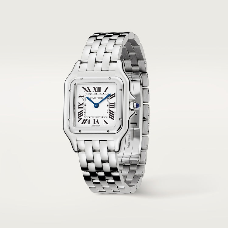 ساعة Panthère de Cartier متوسطة الحجم، مقاس 27 مم × 37 مم، مصنوعة من الفولاذ مع تاج أزرق، وميناء فضي وسوار من الفولاذ، تعمل بحركة كوارتز.