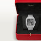 ساعة Santos de Cartier Dual Time كبيرة الحجم 40.2 مم، مصنوعة من الفولاذ، تاج أزرق، ميناء رمادي أنثراسيت، سوار فولاذي، حركة أوتوماتيكية