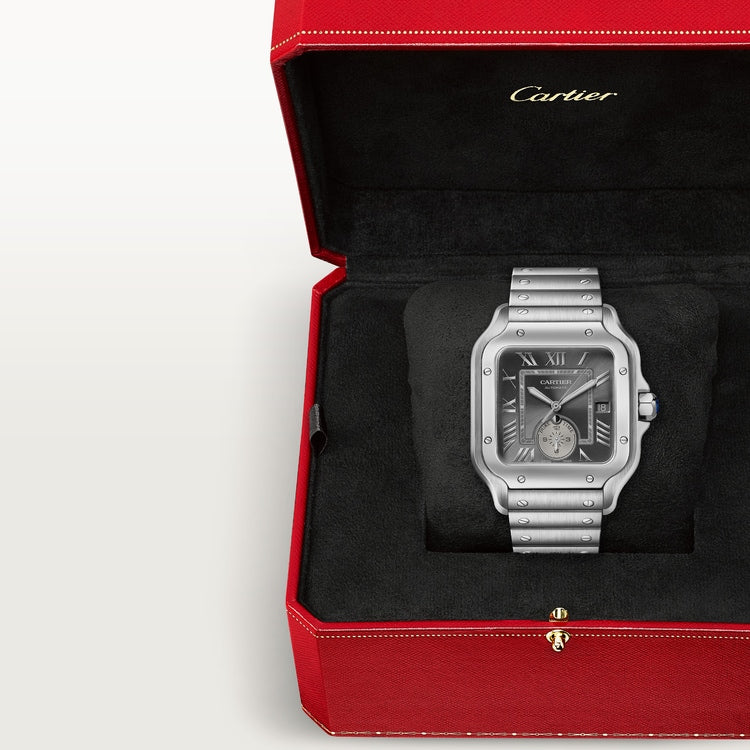 ساعة Santos de Cartier Dual Time كبيرة الحجم 40.2 مم، مصنوعة من الفولاذ، تاج أزرق، ميناء رمادي أنثراسيت، سوار فولاذي، حركة أوتوماتيكية