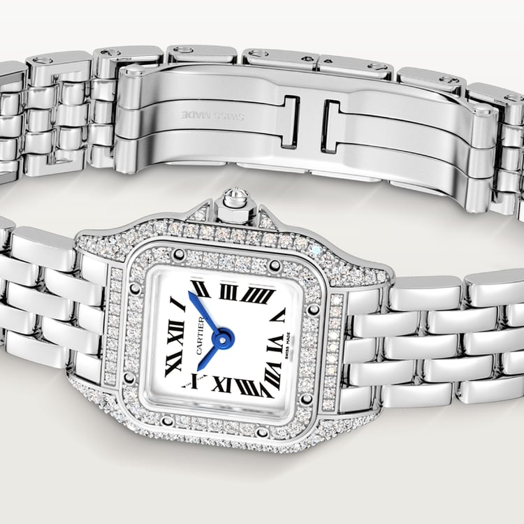 ساعة Panthère de Cartier ميني مقاس 25.1 مم × 18.5 مم، من الذهب الأبيض، إطار مرصع بالألماس، تاج مرصع بالألماس، ميناء فضي، سوار من الذهب الأبيض، حركة كوارتز.