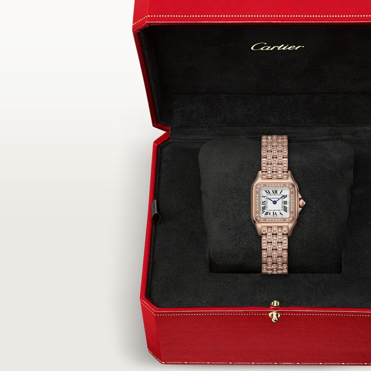 ساعة Panthère de Cartier صغيرة مقاس 30.3 مم × 22 مم، مصنوعة من ذهب وردي، إطار مرصع بالألماس، تاج مرصع بالألماس، ميناء فضي، وسوار من ذهب وردي مرصع بالألماس، تعمل بحركة كوارتز.