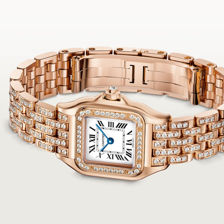 ساعة Panthère de Cartier صغيرة مقاس 30.3 مم × 22 مم، مصنوعة من ذهب وردي، إطار مرصع بالألماس، تاج مرصع بالألماس، ميناء فضي، وسوار من ذهب وردي مرصع بالألماس، تعمل بحركة كوارتز.