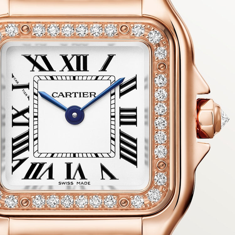 ساعة Panthère de Cartier صغيرة مقاس 30.3 مم × 22 مم، مصنوعة من ذهب وردي، إطار مرصع بالألماس، تاج مرصع بالألماس، ميناء فضي، وسوار من ذهب وردي مرصع بالألماس، تعمل بحركة كوارتز.