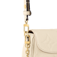 حقيبة Ivy Wallet on Chain بنقش Monogram Empreinte باللون الكريمي، تُحمل بوضعية كروس بودي