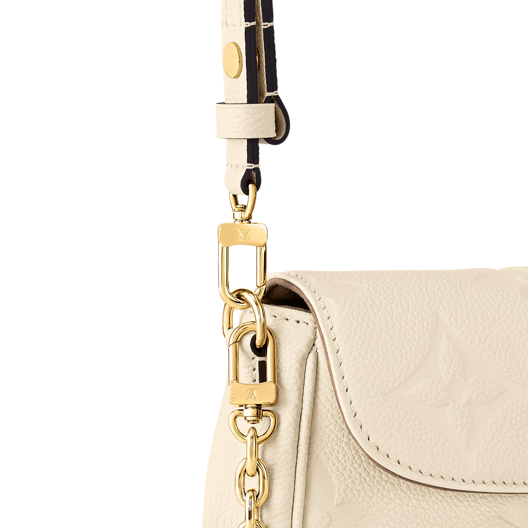 حقيبة Ivy Wallet on Chain بنقش Monogram Empreinte باللون الكريمي، تُحمل بوضعية كروس بودي