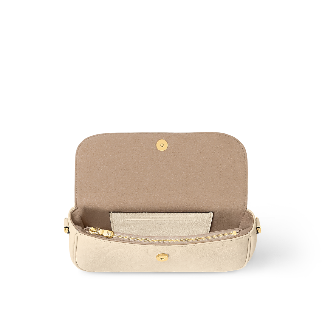 حقيبة Ivy Wallet on Chain بنقش Monogram Empreinte باللون الكريمي، تُحمل بوضعية كروس بودي
